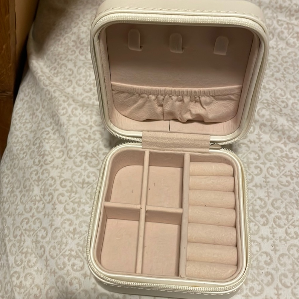 White case jewelry-travel size 🌷